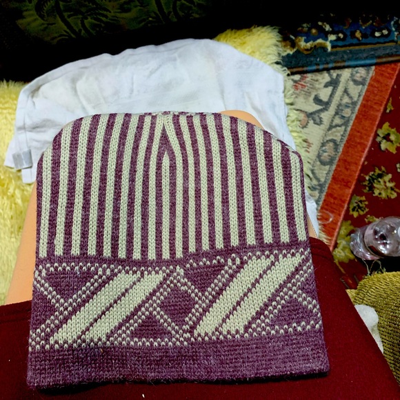 NWT  Burgundy & Gray Pattern Beanie - Picture 1 of 5